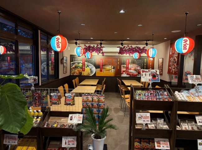 オリオンビールの提灯が飾られた店内の様子